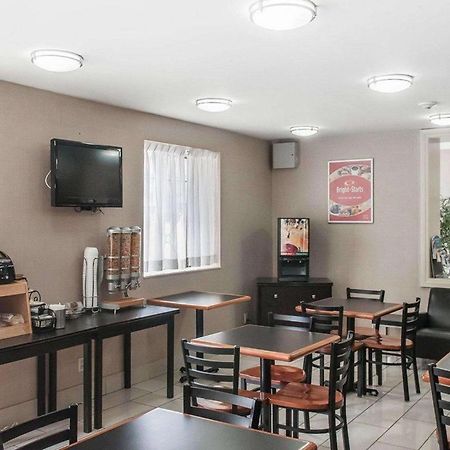 Econo Lodge Inn & Suites Downtown Торонто Екстер'єр фото