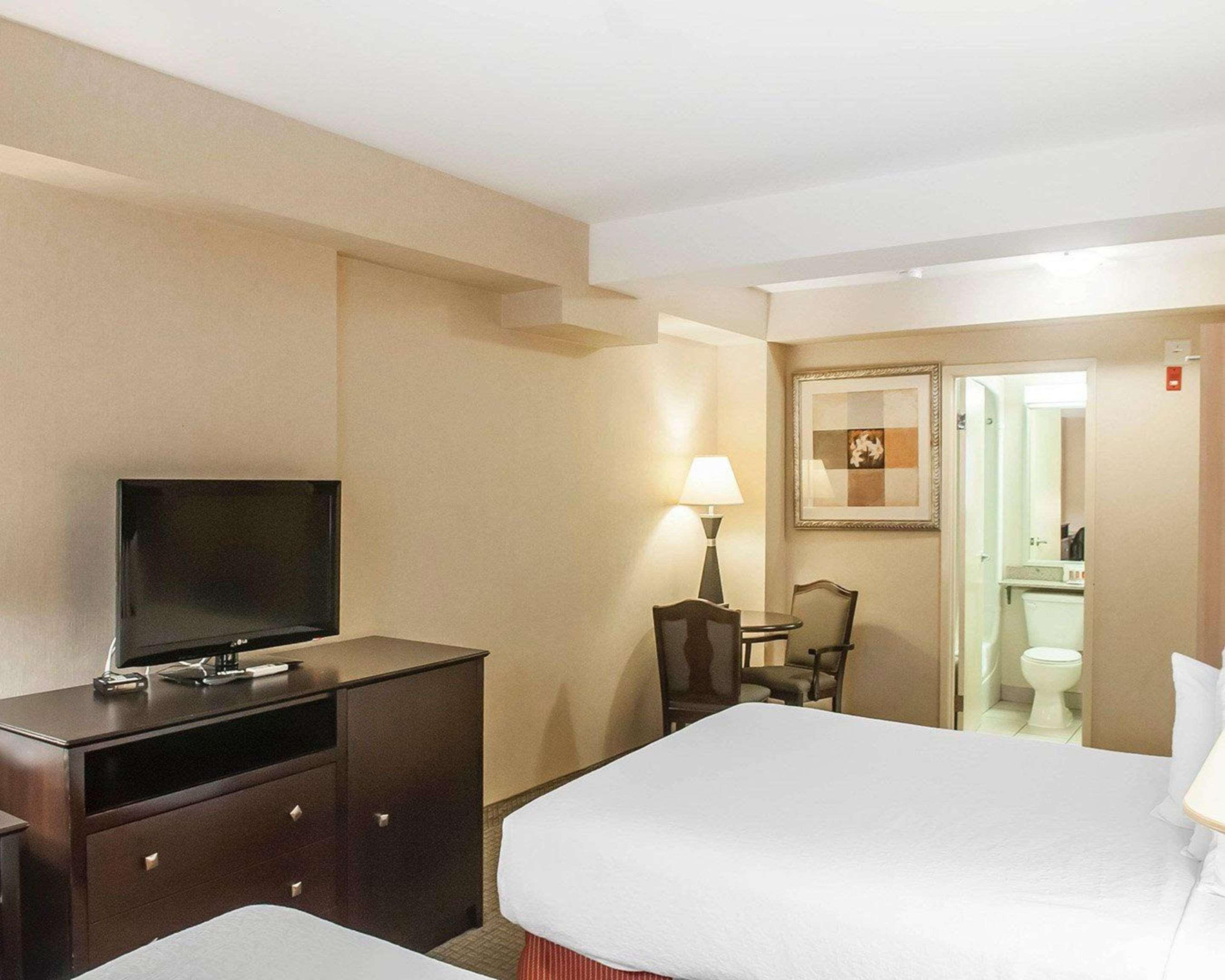 Econo Lodge Inn & Suites Downtown Торонто Екстер'єр фото