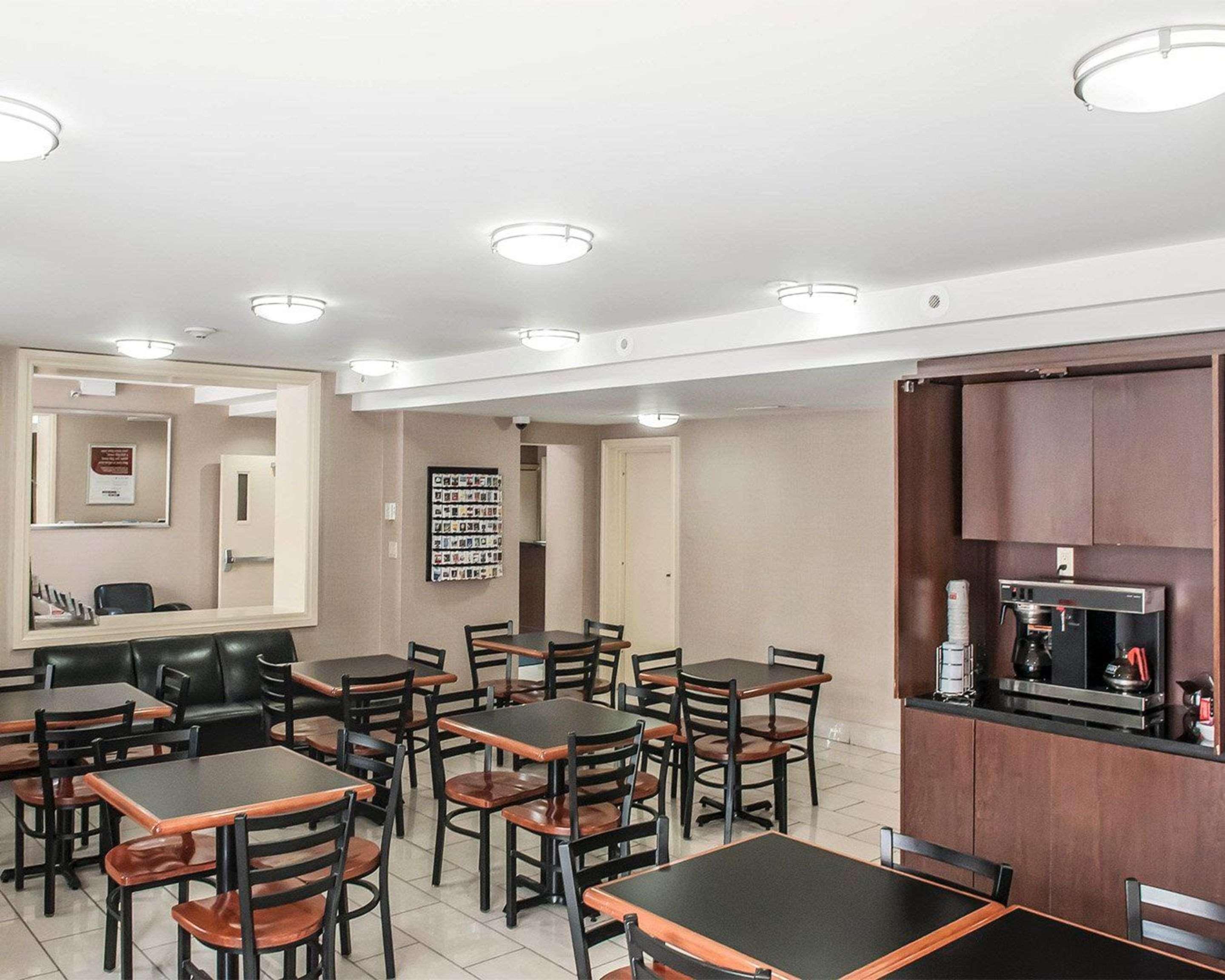 Econo Lodge Inn & Suites Downtown Торонто Екстер'єр фото