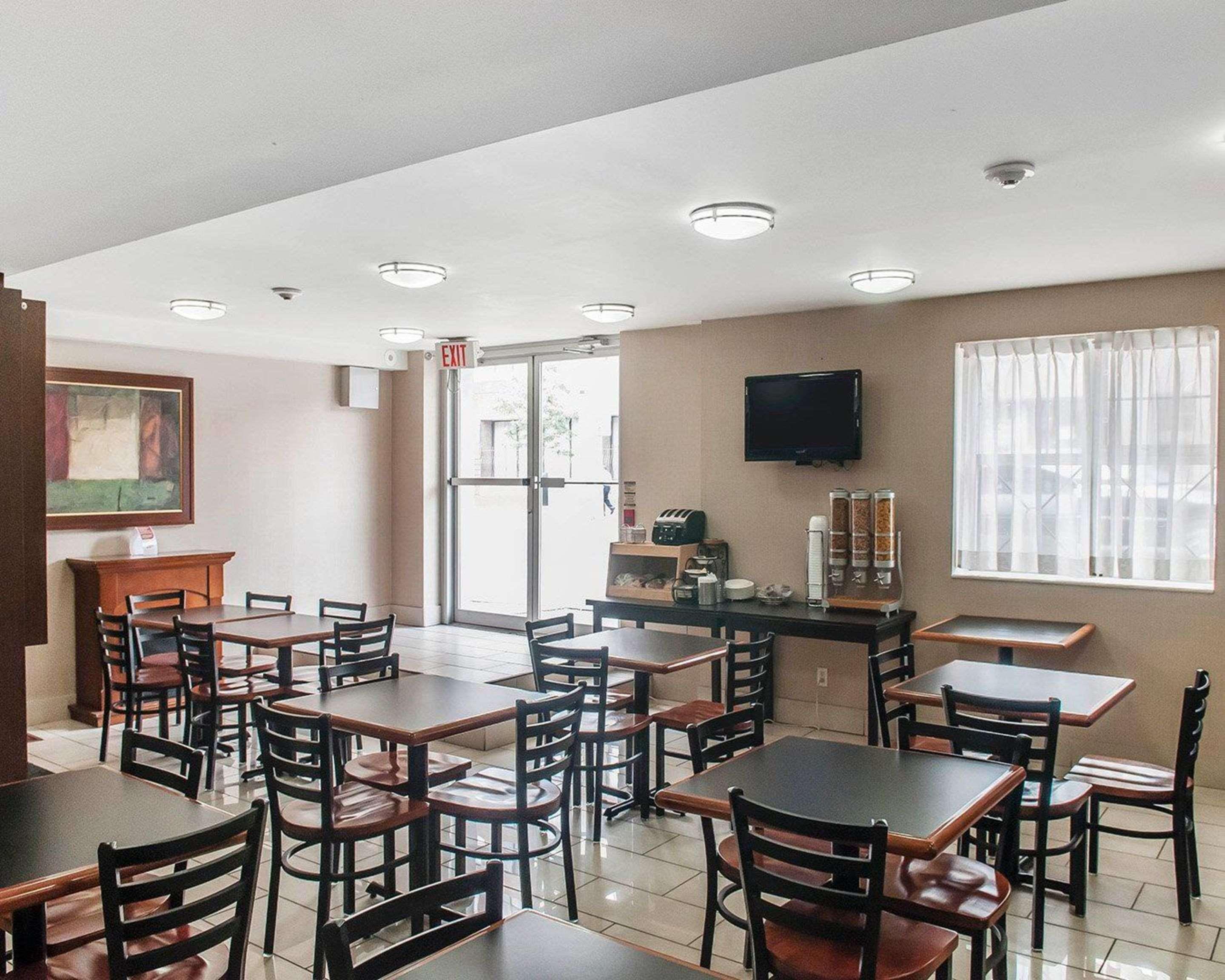 Econo Lodge Inn & Suites Downtown Торонто Екстер'єр фото