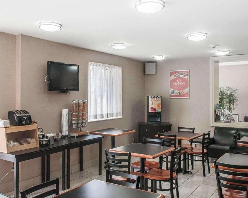 Econo Lodge Inn & Suites Downtown Торонто Екстер'єр фото