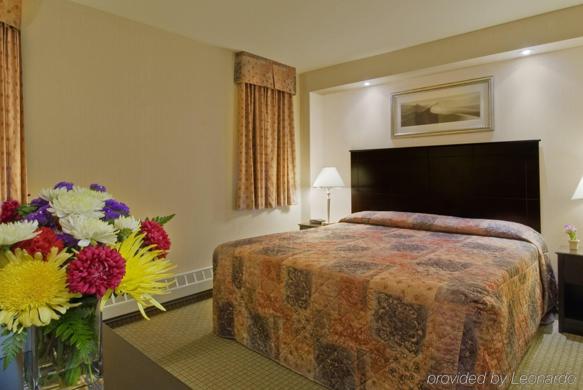 Econo Lodge Inn & Suites Downtown Торонто Номер фото